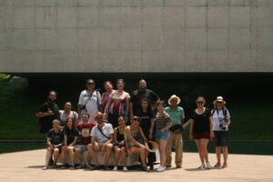 Inhotim, turma da Paleta Cultural em frente à galeria Adriana Varejão